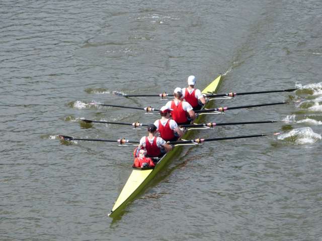 Große-Jungs Vierer während der Langstrecke