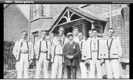 Die Mannschaft mit Dr. Friedmann, 1.Vorsitzender des MRV vor der Villa in Henley